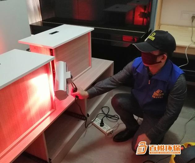 佛山百悅環(huán)保除甲醛治理公司是專業(yè)清除甲醛公司，為佛山及佛山周邊新裝修機關企事業(yè)單位辦公樓、寫字樓、家庭住宅、新房、別墅、公寓、酒店、賓館、醫(yī)院、養(yǎng)老院、幼兒園、學校教室、商場、超市、旅館、文化場所、書店、圖書館、展覽館、體育館、公共交通場所、公共交通工具、餐廳等用戶提供室內(nèi)除甲醛、裝修甲醛治理解決方案、除異味的空氣治理服務,擁有經(jīng)驗豐富的施工團隊，除甲醛價格公道，十五年質(zhì)保。